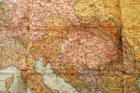 1915 Az európai háború kézi térképe, 1:8500000, Bp., Rózsavölgyi és társa, a hajtások mentén ragasztott, egyébként jó állapotban, 85×119 cm
