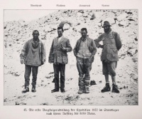 Finch, George Ingle: Der Kampf um den Everest. Leipzig, 1925, F. A. Brockhaus. Számos illusztrációval. Kicsit laza, díszes vászonkötésben, gerince félig elválik, egyébként jó állapotban. /

With a lot of illustrations. In a bit