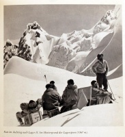 Herrligkoffer, Karl M.: Der letzte Schritt zum Gipfel. Kampf und Sieg im Himalaya. Reutlingen, 1958, Robert Bardtenschlager Verlag. Fényképekkel, szövegközi térképekkel. Félvászon kötésben, kicsit szakadt papír védőborítóval, jó
