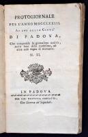 Protogiornale per l' anno MDCCLXXIII. Ad uso della citta di Padova, che comprende le giornaliere Notizie, molti fatti della medesima, ed altre cose degne di memoria. Padova, 1773, Per gio: Battista Conzatti. Korabeli, kissé sérült