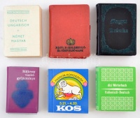 45 db-os minikönyv gyűjteménye, benne sok mini szótárral, többnyire jó állapotban, fa dobozban