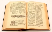 Vizsolyi Biblia 1590 I-II. Hasonmás kiadás, kísérőfüzet nélkül. Bp., 1981, Helikon. Díszes, dombornyomott kiadói egészbőr kötésben. Apróbb kopásnyomokkal.