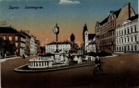 Sopron, Széchenyi tér és szobor, férfi biciklin