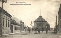 Székesfehérvár, Kempelen tér tűzőrségi laktanyával (gyűrődés / crease)