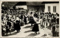 Felsőrákos, Racosul de Sus; utcán táncoló párok, ünnepség, a felvételt készítette Kováts István fényképész / dancing couples in the street, festival, photo (EK)