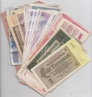 30db-os vegyes külföldi bankjegy tétel, közte Jugoszlávia, Olaszország T:vegyes
30pcs of various banknotes, including Yugoslavia, Italy C:mixed