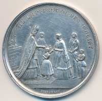 Ausztria ~1850. Jelzetlen Ag bérmálási emlékérem. Szign.: DRENTWETT (6,46g/28mm) T:2 ph.
Austria ~1850. Ag confirmation medal without hallmark. Sign.: DRENTWETT (6,46g/28mm) C:XF edge error