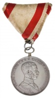 1866. 'I. Osztályú Ezüst Vitézségi Érem' Ag kitüntetés 'A' fémjellel a peremen, nem hozzávaló mellszalaggal. Szign.: LEISEK T:2- ph.
Austro-Hungarian Monarchy 1866. 'Silver Gallantry Medal, 1st Class' Ag decoration with 'A' hallmark on
