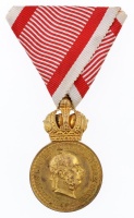 1890. 'Bronz Katonai Érdemérem a katonai érdemkereszt szalagjánl' aranyozott Br kitüntetés mellszalagon T:2
Hungary 1890. 'Medal for Military Merit (Signum Laudis) on wartime ribbon' gold plated Br decoration with ribbon C:XF
NMK 246.