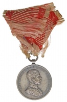 1914. 'Ferenc József II. osztályú Ezüst Vitézségi Érem' peremen jelzett Ag kitüntetés sérült mellszalaggal. Szign.: Tautenhayn T:2- kis ph.
Hungary 1914. Medal for Bravery II class, 'Der Tapferkeit' Ag decoration with damaged ribbon,