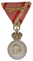 1916. 'Ezüst Katonai Érdemérem a katonai érdemkereszt szalagján kardokkal' ezüstözött Br kitüntetés mellszalaggal T:2-
Hungary 1916. 'Silver Military Merit Medal on a war ribbon with swords' silver plated Br decoration with ribbon C:VF
