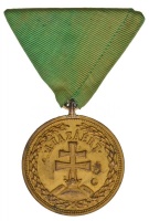 1939. 'Magyar Bronz Érdemérem hadiszalagon' aranyozott bronz kitüntetés mellszalagon peremen 'BRONZ' jelzéssel T:2 ph.
Hungary 1939. 'Hungarian Bronze Merit Medal' gilt Br decoration with ribbon, on the edge 'BRONZE' mark C:XF edge error
NMK