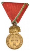 1939-1945. 'Magyar Koronás Bronzérem hadiszalagon' peremen jelzett aranyozott Br kitüntetés mellszalagon T:2 koronán aranyozás kissé kopott
Hungary 1939-1945. 'Hungarian Bronze Medal with the Holy Crown on a war ribbon' hallmarked Br gold