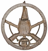 Olaszország DN Gyalogos lövész fém sapkajelvény, az alakulat száma hiányzik (59mm) T:2
Italy ND Infantry metal cap badge, the number of the unit is missing (59mm) C:XF