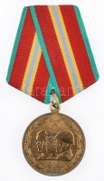 Szovjetunió 1988. '70 éves a Szovjetunió Fegyveres Ereje' sárgaréz  érdemérem szalagon (32mm) T:2
Soviet Union 1988. '70 Years of the Armed Forces of the USSR' brass decoration with ribbon (32mm) C:XF