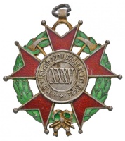 1916- 'A M. O. Tűzoltó Szöv. Szolgálati Érme 35. éves szolgálat után' kitüntetés, kör alakú medál zománcozott babérkoszorú által közrefogott ötágú máltai keresztbe foglalva, mellszalag nélkül T:2 sérült függesztő