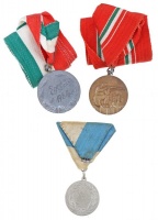 ~1930-1940. 'PATRIA' ezüstözött Br sportérem mellszalagon, 'ARKANZAS BUDAPEST' gyártói jelzéssel (30mm) + 1964. 'Magyar Szabadságharcos Szövetség - Eger 1963 II.' fém lövész díjérem szalagon (35mm) + 1964. 'Eger 1964' ezüstözött
