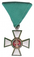 1935-1945. 'A Magyar Érdemrend lovagkeresztje, késői típus' zománcozott Ag kitüntetés 'BG' beütéssel, zöld mellszalagon, ragasztott elő- és hátlapi medalion! Nem eredeti tokban. T:2- zománchiba
Hungary 1935-1945. 'Hungarian Order of