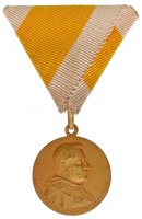Vatikán DN 'X. Pius pápa' aranyozott fém érem mellszalagon (30mm) T:1-
Vatican ND 'Popee Pius X' gold plated medal with ribbon (30mm) C:AU