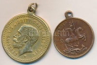 2db Szent György medál: 'Regina Vittoria' fém medál füllel. Szign.: Olivieri (22,5mm) + 'V. György 1911' fém medál füllel (27mm) T:1,1-,2
2pcs of Saint George medals: 'Regina Vittoria' metal medal with ear. Sign.: Olivieri (22,5mm) +
