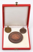 3db-os érem és jelvény tétel: ~1920. 'Budapesti Egyetemi Athletikai Club versenydíja / Virtvti et fortitvdini' Br díjérem (33,5mm) + 1939. 'KER. AK.' Br díjérem 'LUDVIG BP' gyártói jelzéssel (34x39,5mm) + ~1970. 'Pekár Imre 1838-1923 /