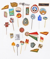 30db vegyes magyar és külföldi szocialista kitűző, jelvény, közte zománcozott is T:vegyes
30pcs of mixed socialist pins and badges, with enamelled pcs C:mixed