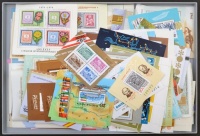 234 db javarészt postatiszta blokk a '60-as, '70-es és '80-as évekből, másodpéldányokkal műanyagtálcán