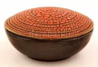 B. Várdeák Ildikó (1929-) repesztett mázas kerámia bonbonier, jelzett, m: 6 cm, d: 14 cm.
