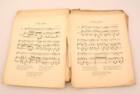 Vegyes régi kottafüzet tétel, főleg magyar dalok, néhány szebb grafikával, vegyes állapotban, kb 20 db / mixed lot of mainly Hungarian sheet music in various conditions