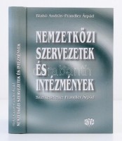 Blahó András-Prandler Árpád: Nemzetközi szervezetek és intézmények. 2001, Aula. Kiadói kartonált kötés, grafitceruzás aláhúzásokkal, egyébként jó állapotban.