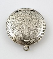 Ezüst(Ag) gravírozott díszítésű virágmintás szelence függő, jelzett, d: 3,7 cm, nettó: 13,5 g