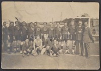cca 1926 A magyar labdarúgó munkásválogatott Bécsben, kissé viseltes állapotban, a hátoldalán felirattal, 7x11 cm.