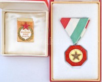 ~1960. 'Az Oktatásügy Kiváló Dolgozója' aranyozott, zománcozott fém jelvény tokban + ~1970. 'Szocialista Kultúráért' zománcozott fém kitüntetés mellszalagon, tokban T:2