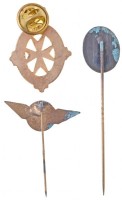3db-os vegyes magyar és külföldi jelvény és kitűző tétel, közte Málta DN 'Malta Gozo' aranyozott fém jelvény T:2
3pcs of various badges and pins, including Malta ND 'Malta Gozo' gilt metal badge C:XF
