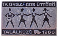 10db-os vegyes magyar és külföldi jelvény és kitűző tétel kis műanyag dobozkában, közte 'LMHK Kiváló', 'Szeged', 'A Pedagógusjelöltek II. Országos Találkozója Szeged 1973' T:2