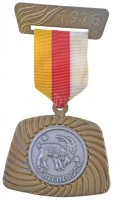 Ausztria 1976. 'Mérleg' fém jelvény (~52x56mm) T:2
Austria 1976. 'Waage' fém jelvény (~52x56mm) C:XF