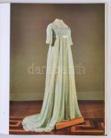 Korshunova, T. T.: Kostyum v Rossii XVIII  - nachala XX veka. Costume in Russia 18th - early 20th centuries from the Ermitage Collection. Leningrad, 1979, Hudozhnik RSFSR. Vászonkötésben, védőborítóval, karton tokban, jó állapotban.