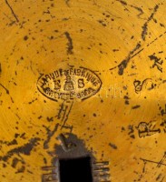 Antik ébresztőóra a XIX. sz.-ból. Jelzett, francia ES. Ingajáratos. Az óraszerkezet néha működik, de az ébresztő mutatója hiányzik. Fém és sárgaréz. Zománcozott számlappal, rajta hajszálrepedésekkel. / Vintage French alarm