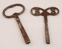 XIX. sz. közepe: Nagyméretű biedermeier zenélő asztali óra, alabástrom oszlopokkal. A zenélő szerkezet egy Schubert dallamot játszik, kb 3 percig, az ütős szerkezet negyedütős, korona járattal, működő állapotban, kulccsal.
