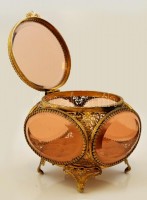 Ékszertartó vitrin doboz, filigrán réz, csiszolt üveggel, jelzés nélkül, jó állapotban, m:11,5 cm, 11,5×11,5 cm