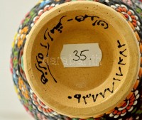 Díszes virágmintás modern perzsa kerámia fedeles edény, kézzel festett, jelzett (Honarkade-ye Ârâmesh, Hamedan), hibátlan, m: 13 cm