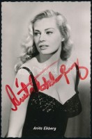 Anita Ekberg (1931-2015), filmszínésznő Fellini Édes Életében. eredeti képeslap eredeti aláírásával.  / in Fellini's Dolce Vita. Original postcard with original signature