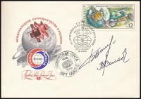 Borisz Volinov (1934- ) és Vitalij Zsolobov (1937- ) szovjet űrhajósok aláírásai emlékborítékon /

Signatures of Boris Volinov (1934- ) and Vitaliy Zholobov (1937- ) Soviet astronauts on envelope