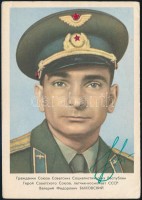 Valerij Bikovszkij (1934- ) szovjet űrhajós aláírása őt magát ábrázoló fotón /

Signature of Valeriy Bikovskiy (1934- ) Soviet astronaut on photograph