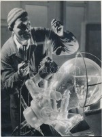 cca 1957 Botta Ferenc (1919-1968): Üvegfúvó, feliratozott vintage fotóművészeti alkotás, 24x18 cm /
cca 1957 Ferenc Botta (1919-1968): Glassblower, with description on the verso, 24x18 cm