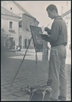 'Fiatal képzőművész kellékekkel (Szentendre)' - jelzés nélküli fotó Juventus jeligével, 24x17 cm