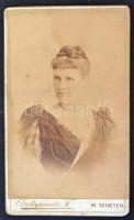 cca 1900 Wekerle László (1840-1918) királyi tanfelügyelő felesége, keményhátú fotó Osztapovitz Ferenc máramarosszigeti műterméből, 11×6,5 cm