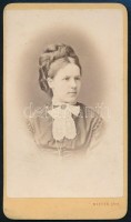Kuncz Jenőné, Fabricius Jozefin, Kuncz Jenő jogtudós feleségének fényképe. 7x11 cm