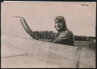 1913  Perryeyson francia repülős az asperni nemzetközi repülőversenyen. Korabeli sajtófotó, hozzátűzött szöveggel / French aviator Perreyson in the Aspern plane contest. Press photo 16x12 cm