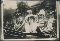 1913 Viktória Lujza porosz hercegnő és Ernő Ágost cumberlandi herceg esküvője 2 db korabeli sajtófotó, hozzátűzött szöveggel / 1913 Wedding of Prussian princess Victoria Luise and prince of cumberland Agust Ernst. 2 press photos with